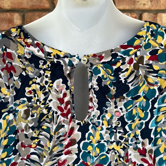 Jes Lea short sleeve top.Round neck, short sleeve. Button closure in back. - Picture 4 of 6